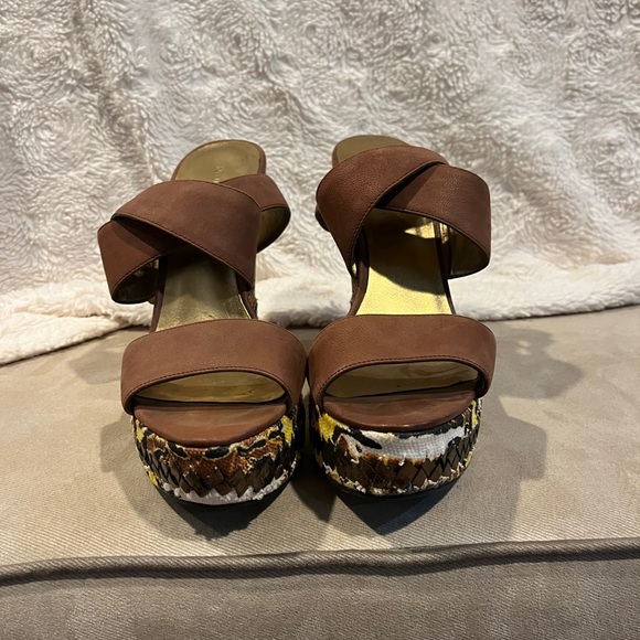Stunning 9 West wedge sandals with gold detail! - Picture 7 of 14